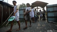Bukan hanya orang dewasa, penonton anak-anak juga nampak antusias melihat pemain andalan berlaga di kampungnya sendiri.