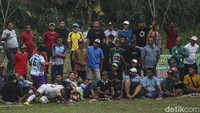 Ratusan suporter memadati Lapangan Garam, Gunung Sindur, Bogor, Jumat (11/8/2023). Sore itu pertandingan perempat final mempertemukan Dejan Fc melawan Rindu Bola.