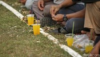 Suporter juga menjadi bagian penting dalam setiap pertandingan, mereka nampak menikmati pertandingan dengan sajian khas seperti kacang-kacangan maupun es yang diletakkan tepat di pinggir lapangan.