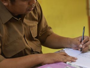 Kisah Ayah dan Prawiro: Orang Kiri yang Bertahan di Dunia Kanan