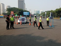 Suasana Uji Coba Tilang Uji Emisi di Kawasan Senayan Pagi Ini