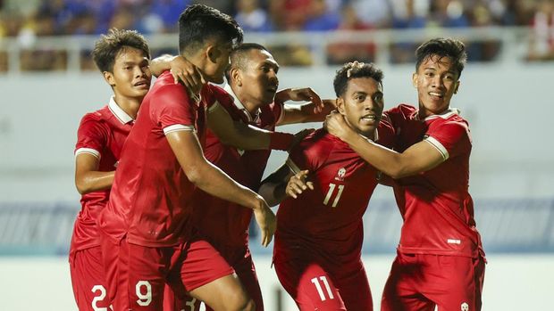 Pesepak bola Timnas Indonesia U-23 Jeam Kelly Sroyer (kedua kanan) bersama rekannya berselebrasi usai mencetak gol ke gawang Timnas U-23 Thailand dalam Semifinal Piala AFF U-23 2023 di Rayong Provincial Stadium, Thailand, Kamis (24/8/2023). Timnas U-23 Indonesia berhak melaju ke babak final usai menang dengan skor 3-1. ANTARA FOTO/HO-Humas PSSI/mrh/rwa.