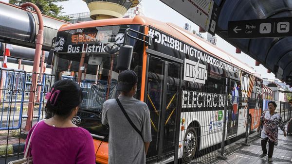 Potret Bus Listrik TransJakarta Wira-wiri Angkut Penumpang