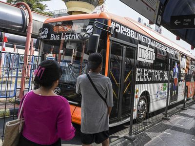 Potret Bus Listrik TransJakarta Wira-wiri Angkut Penumpang