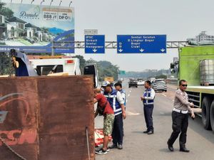 Truk Boks Terguling di Tol Jagorawi Arah Bogor gegara Pecah Ban
