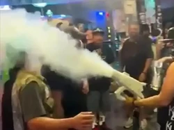 Waduh, Turis Amerika Menyemprotkan Uap Ganja Secara Barbar di Jalanan