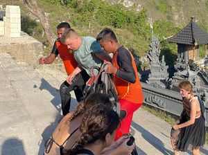 Bule Latvia Digulung Ombak di Pantai Kelingking