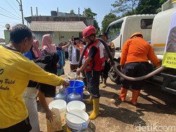 Girangnya Warga Cisaat Dapat Air Bersih, Bak Diberi Uang Segepok