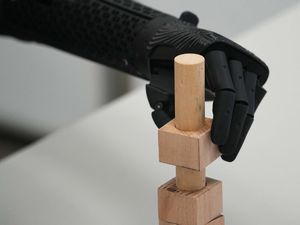 Wow! Lengan Bionik Hasil Cetak 3D Ini Sangat Luwes