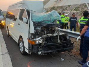 Mobil Rombongan SLB Kecelakaan di Tol Cisumdawu, 2 Orang Tewas! Mobil Rombongan SLB Kecelakaan di Tol Cisumdawu, 2 Orang Tewas!