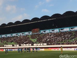 Koreografi Suporter PSS Curi Perhatian di Laga Lawan Persebaya Koreografi Suporter PSS Curi Perhatian di Laga Lawan Persebaya