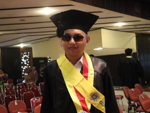 Saat Farrel Lulus Cumlaude dari UGM sebagai Mahasiswa Tunanetra
