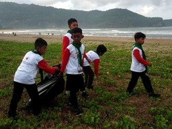 Ratusan Palang Merah Remaja Bebersih Sampah Plastik di Pantai Pacitan