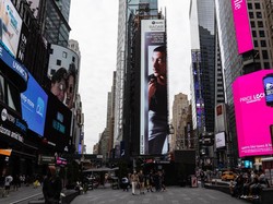 Keren! Wajah Aziz Hedra Mejeng di Times Square