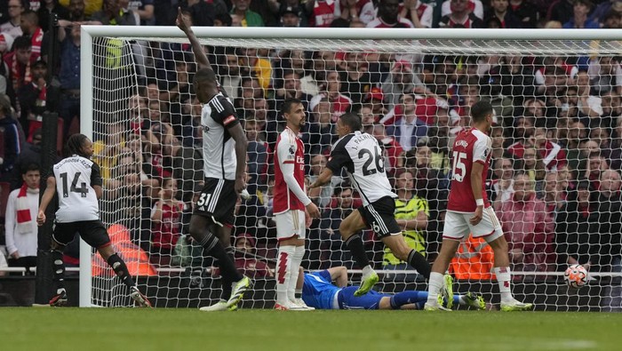 Fulhams Joao Palhinha, second right, scores his sides second goal during the English Premier League soccer match between Arsenal and Fulham at Emirates stadium in London, Saturday, Aug. 26, 2023. (AP Photo/Frank Augstein)
