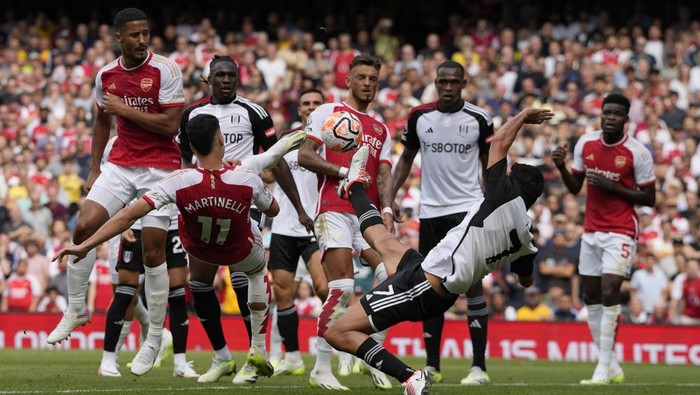 Arsenals Gabriel Martinelli, second left, and Fulhams Raul Jimenez fight for the ball during the English Premier League soccer match between Arsenal and Fulham at Emirates stadium in London, Saturday, Aug. 26, 2023. (AP Photo/Frank Augstein)
