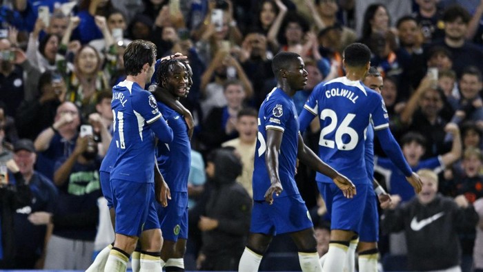Soccer Football - Premier League - Chelsea v Luton Town - Stamford Bridge, London, Britain - August 25, 2023 Chelseas Raheem Sterling celebrates scoring their second goal with Moises Caicedo and Ben Chilwell REUTERS/Tony Obrien EDITORIAL USE ONLY. No use with unauthorized audio, video, data, fixture lists, club/league logos or live services. Online in-match use limited to 75 images, no video emulation. No use in betting, games or single club /league/player publications.  Please contact your account representative for further details.