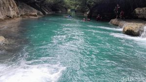 Potret Aliran Air Sungai Citumang yang Biru dan Menyegarkan