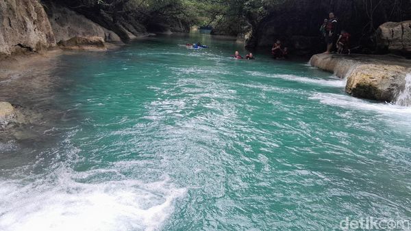 Potret Aliran Air Sungai Citumang yang Biru dan Menyegarkan