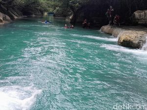 Potret Aliran Air Sungai Citumang yang Biru dan Menyegarkan