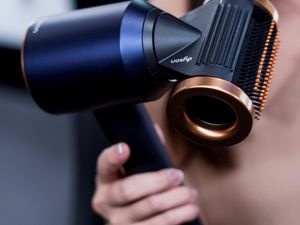 Review Perangkat Flyaway Smoother dari Dyson, Rambut Seperti Keluar dari Salon