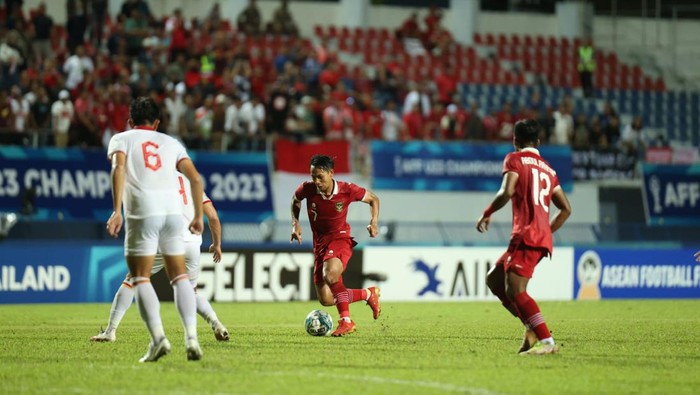 Pesepak bola Timnas U-23 Indonesia  berusaha melewati hadangan pesepak bola Timnas U-23 Vietnam dalam pertandingan babak Final Piala AFF U-23 2023 di Rayong Provincial Stadium, Thailand, Sabtu (26/8/2023).