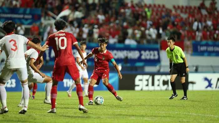 Pesepak bola Timnas U-23 Indonesia  berusaha melewati hadangan pesepak bola Timnas U-23 Vietnam dalam pertandingan babak Final Piala AFF U-23 2023 di Rayong Provincial Stadium, Thailand, Sabtu (26/8/2023).