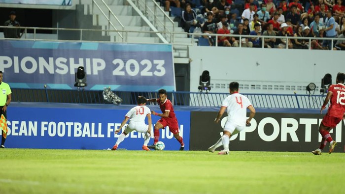 Pesepak bola Timnas U-23 Indonesia  berusaha melewati hadangan pesepak bola Timnas U-23 Vietnam dalam pertandingan babak Final Piala AFF U-23 2023 di Rayong Provincial Stadium, Thailand, Sabtu (26/8/2023).