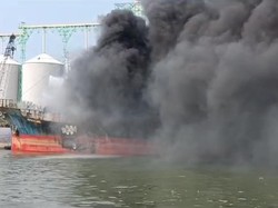 Kapal Kargo di Pelabuhan Sunda Kelapa Terbakar, Asap Hitam Membubung