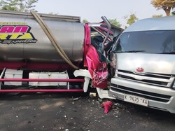 Minibus Tabrak Mobil-Truk di Jalan Solo-Tawangmangu, Lalin Sempat Macet