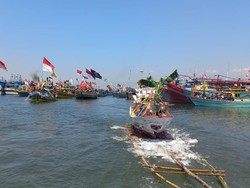 Ratusan Kapal Nelayan Iringi Larung Sesaji Petik Laut di Probolinggo