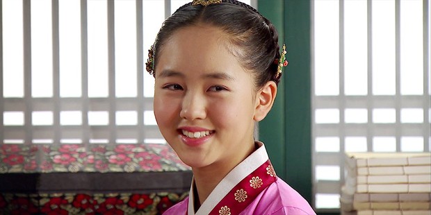 Kim So Hyun sebagai Bo Kyung versi muda/ Foto: twitter.com/ Netflix_PH Kim So Hyun sebagai Bo Kyung versi muda/ Foto: twitter.com/ Netflix_PH