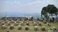 Sejuk! Ngopi di Kafe dengan Pemandangan Gunung Salak