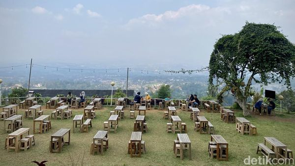 Sejuk! Ngopi di Kafe dengan Pemandangan Gunung Salak