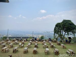 Sejuk! Ngopi di Kafe dengan Pemandangan Gunung Salak