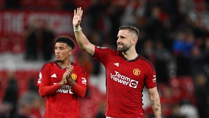 Luke Shaw Soccer Football - Premier League - Manchester United v Wolverhampton Wanderers - Old Trafford, Manchester, Britain - August 14, 2023 Manchester United's Jadon Sancho and Luke Shaw celebrate after the match REUTERS/Dylan Martinez EDITORIAL USE ONLY. No use with unauthorized audio, video, data, fixture lists, club/league logos or 'live' services. Online in-match use limited to 75 images, no video emulation. No use in betting, games or single club /league/player publications. Please contact your account representative for further details.