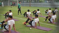 Sejumlah pemain Timnas U-17 melakukan pemanasan saat latihan di Lapangan ABC Senayan, Jakarta, Sabtu (26/8/2023). 