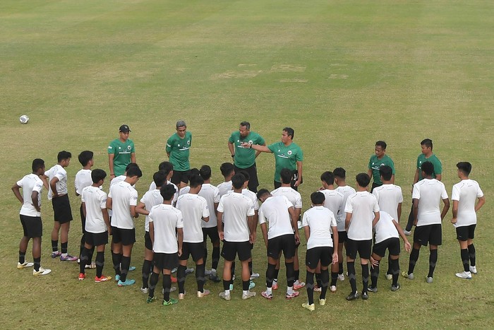 Pelatih Timnas U-17 Bima Sakti (tengah) memberikan arahan kepada sejumlah pemain saat latihan di Lapangan ABC Senayan, Jakarta, Sabtu (26/8/2023). Latihan tersebut untuk persiapan menjelang pertandingan persahabatan melawan Korea Selatan U 17 pada 30 Agustus 2023 dan Piala Dunia U-17 yang akan digelar 10 November hingga 2 Desember 2023 di Indonesia. ANTARA FOTO/Fakhri Hermansyah/tom.