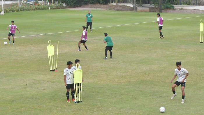 Mengintip Latihan Timnas U-17 Jelang Piala Dunia Pelatih Timnas U-17 Bima Sakti (tengah) memberikan arahan kepada sejumlah pemain saat latihan di Lapangan ABC Senayan, Jakarta, Sabtu (26/8/2023). Latihan tersebut untuk persiapan menjelang pertandingan persahabatan melawan Korea Selatan U 17 pada 30 Agustus 2023 dan Piala Dunia U-17 yang akan digelar 10 November hingga 2 Desember 2023 di Indonesia. ANTARA FOTO/Fakhri Hermansyah/tom.