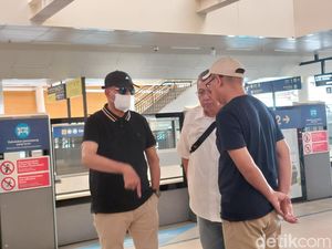 Menhub Nyamar Saat Jajal LRT Jabodebek, Pakai Topi-Kacamata Hitam