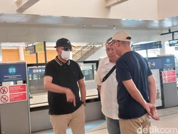 Menhub Nyamar Saat Jajal LRT Jabodebek, Pakai Topi-Kacamata Hitam