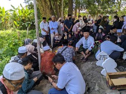 Suasana Penuh Duka di Pemakaman Dosen UIN Solo yang Dibunuh