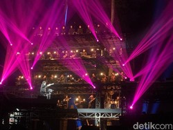 Kala Penonton Forestra Hanyut Dalam Alunan Musik Erwin Gutawa cs