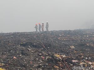 Kala Petugas Damkar Bertaruh Nyawa Jinakkan Si Jago Merah di TPA Sarimukti Kala Petugas Damkar Bertaruh Nyawa Jinakkan Si Jago Merah di TPA Sarimukti
