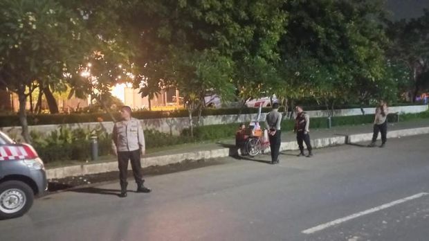Polisi siaga di kawasan Sawangan, Depok, mengantisipasi balap liar yang dikeluhkan warga dalam program Jumat Curhat
