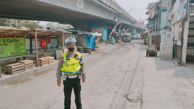 Polres Metro Depok menindaklanjuti keluhan warga soal keberadaan 'Pak Ogah' di kolong flyover Jalan Arif Rahman Hakim dengan mengerahkan personel. (dok Polres Depok)