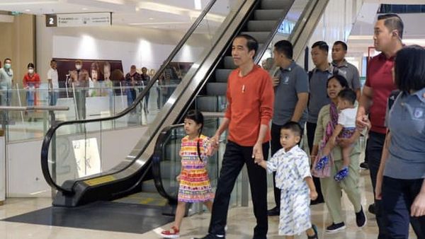 Potret Jokowi Bawa 3 Cucu Jalan-jalan ke Mal di Medan