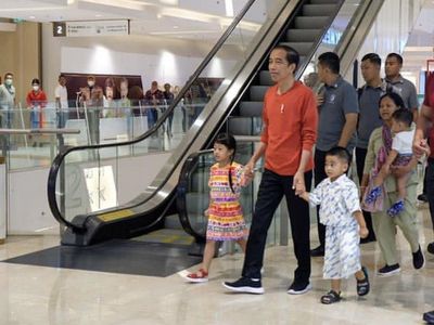 Potret Jokowi Bawa 3 Cucu Jalan-jalan ke Mal di Medan