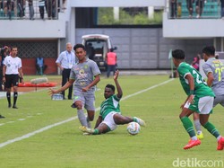Diwarnai Hujan Kartu Kuning, PSS vs Persebaya Tuntas Tanpa Gol
