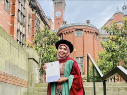 Dulu Wisuda S1 Naik Becak, Kini Raeni Naik Podium Saat Raih Gelar S3 di Inggris